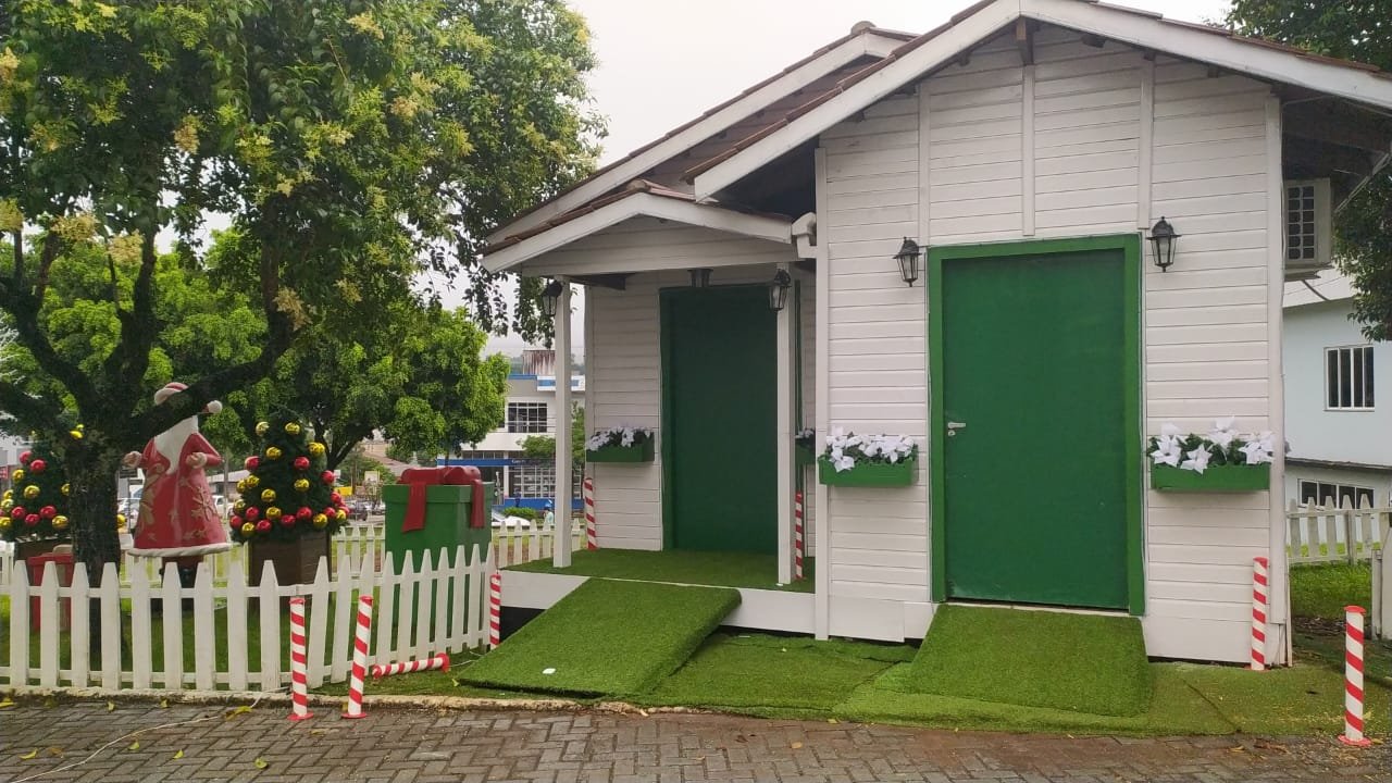 CASINHA DO PAPAI NOEL ENCANTA FAMLIAS EM DOIS VIZINHOS