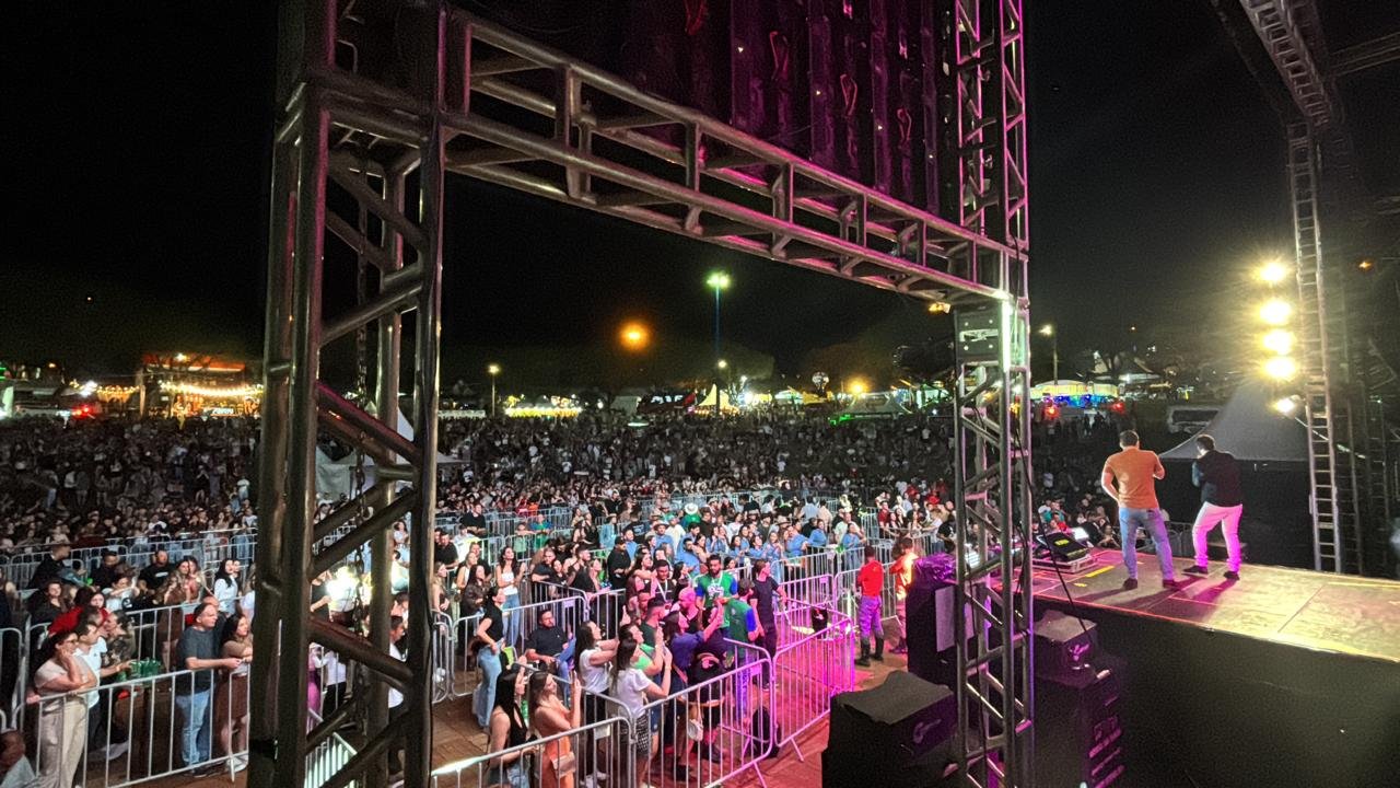EXPOVIZINHOS 2025 ABRE EM GRANDE ESTILO COM SHOW DE CLAYTON & ROMRIO