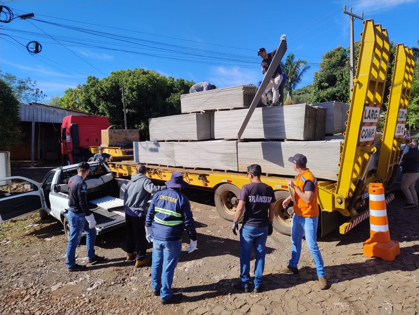 VILA RURAL CANARINHO RECEBE TELHAS E KITS DE EMERGNCIA APS TEMPESTADE