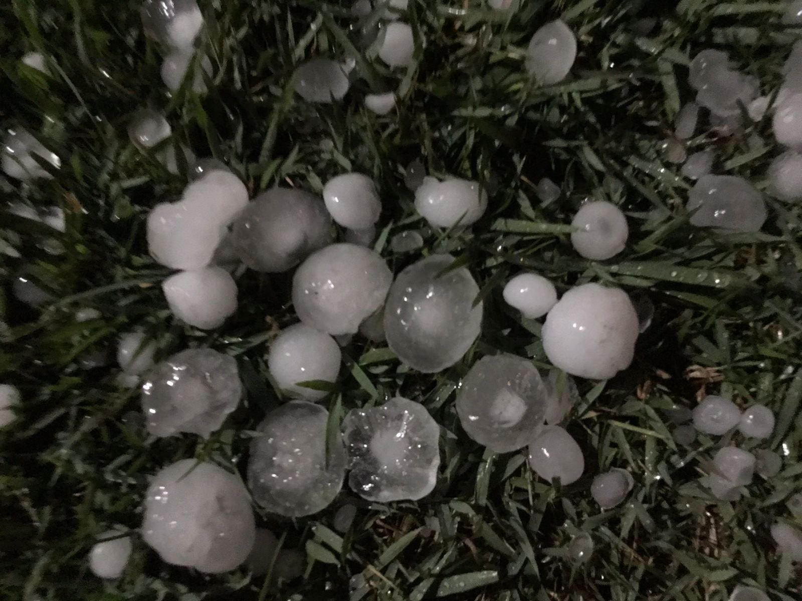 CHUVA DE GRANIZO ATINGE DOIS VIZINHOS