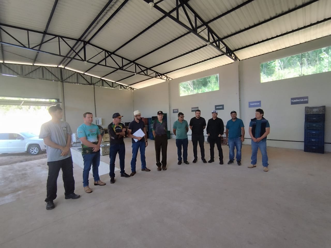 AGRICULTURA FAMILIAR DE DOIS VIZINHOS RECEBE BARRACO E EQUIPAMENTOS PARA FORTALECER A PRODUO