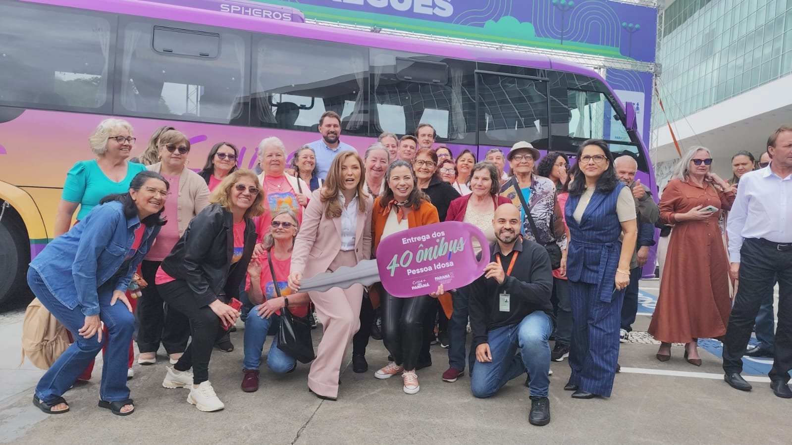 DOIS VIZINHOS RECEBE NIBUS NOVO PARA FORTALECER O CUIDADO COM A PESSOA IDOSA