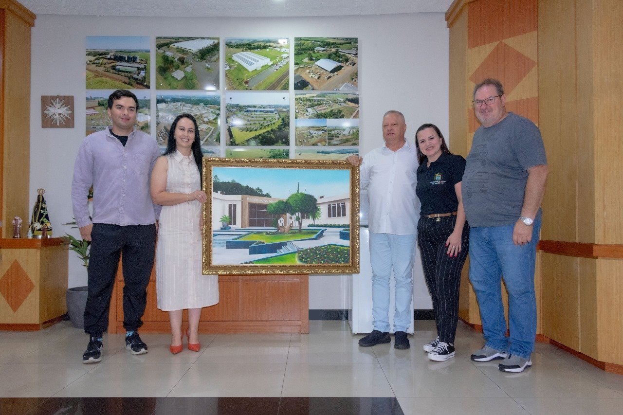 PREFEITO RECEBE TELA EM HOMENAGEM AOS INVESTIMENTOS NA CULTURA DE DOIS VIZINHOS