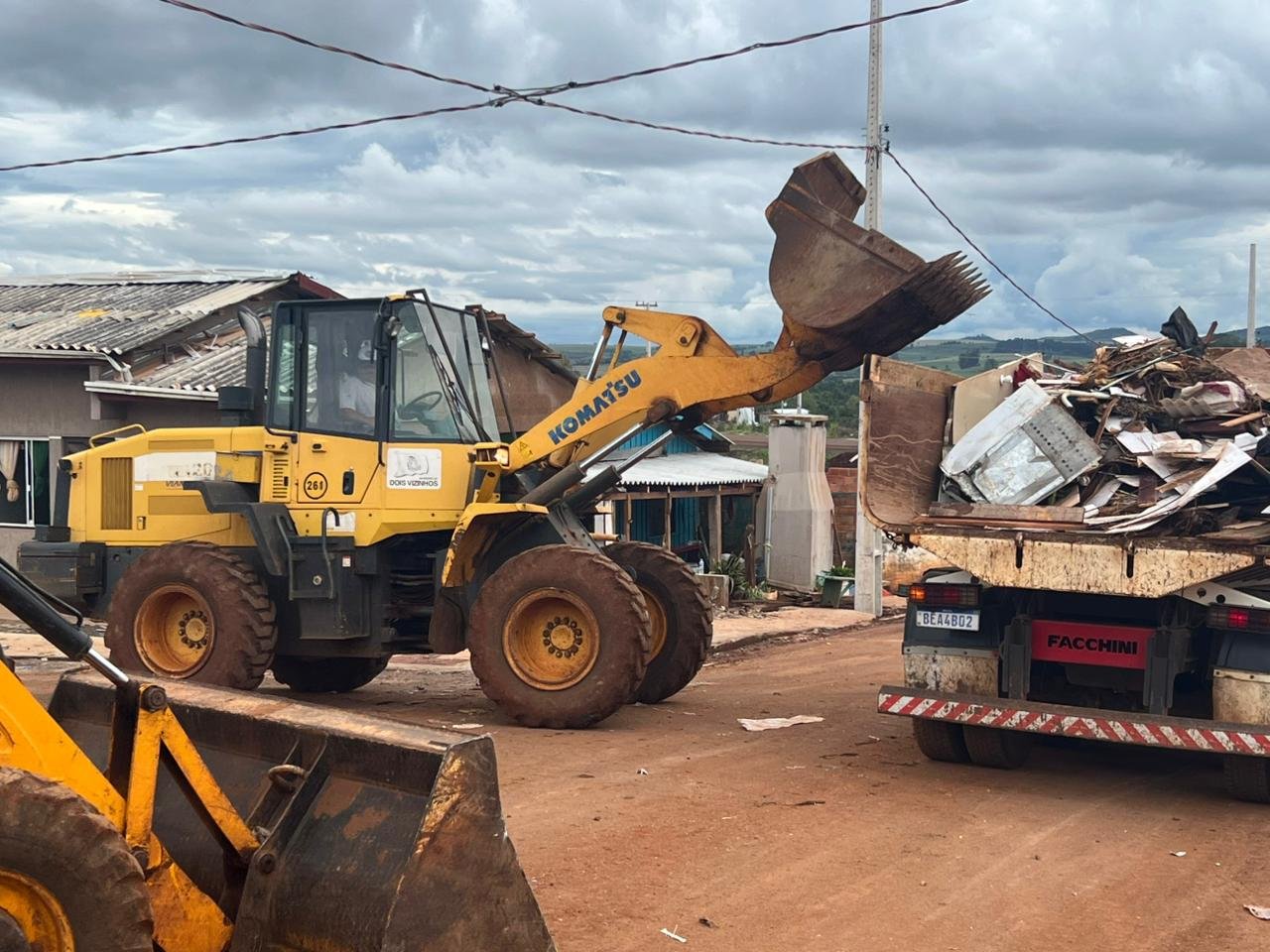 DOIS VIZINHOS ESTENDE A MO A RIO BONITO DO IGUAU