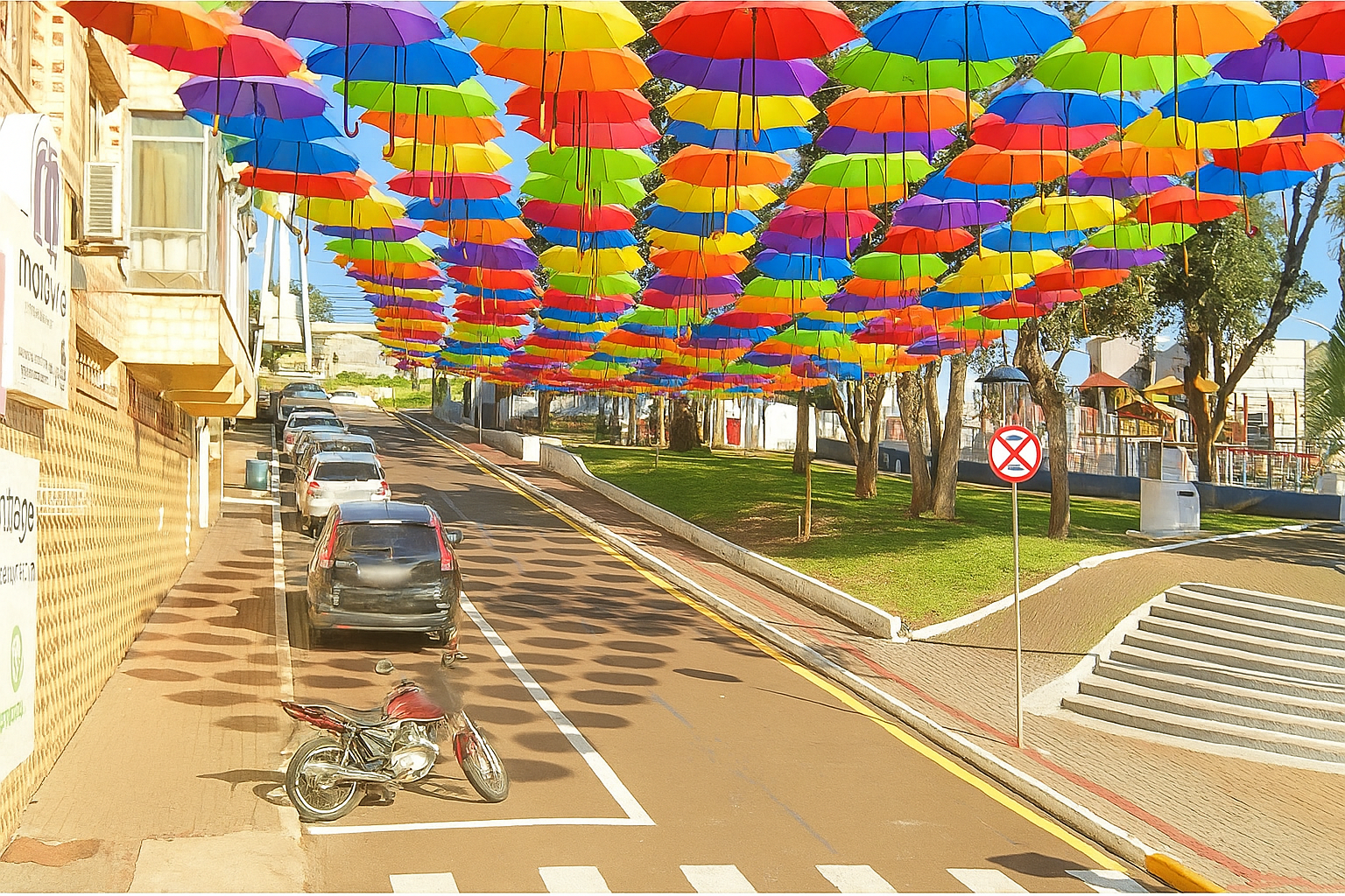 DOIS VIZINHOS GANHA RUA DE GUARDA-CHUVAS COLORIDOS