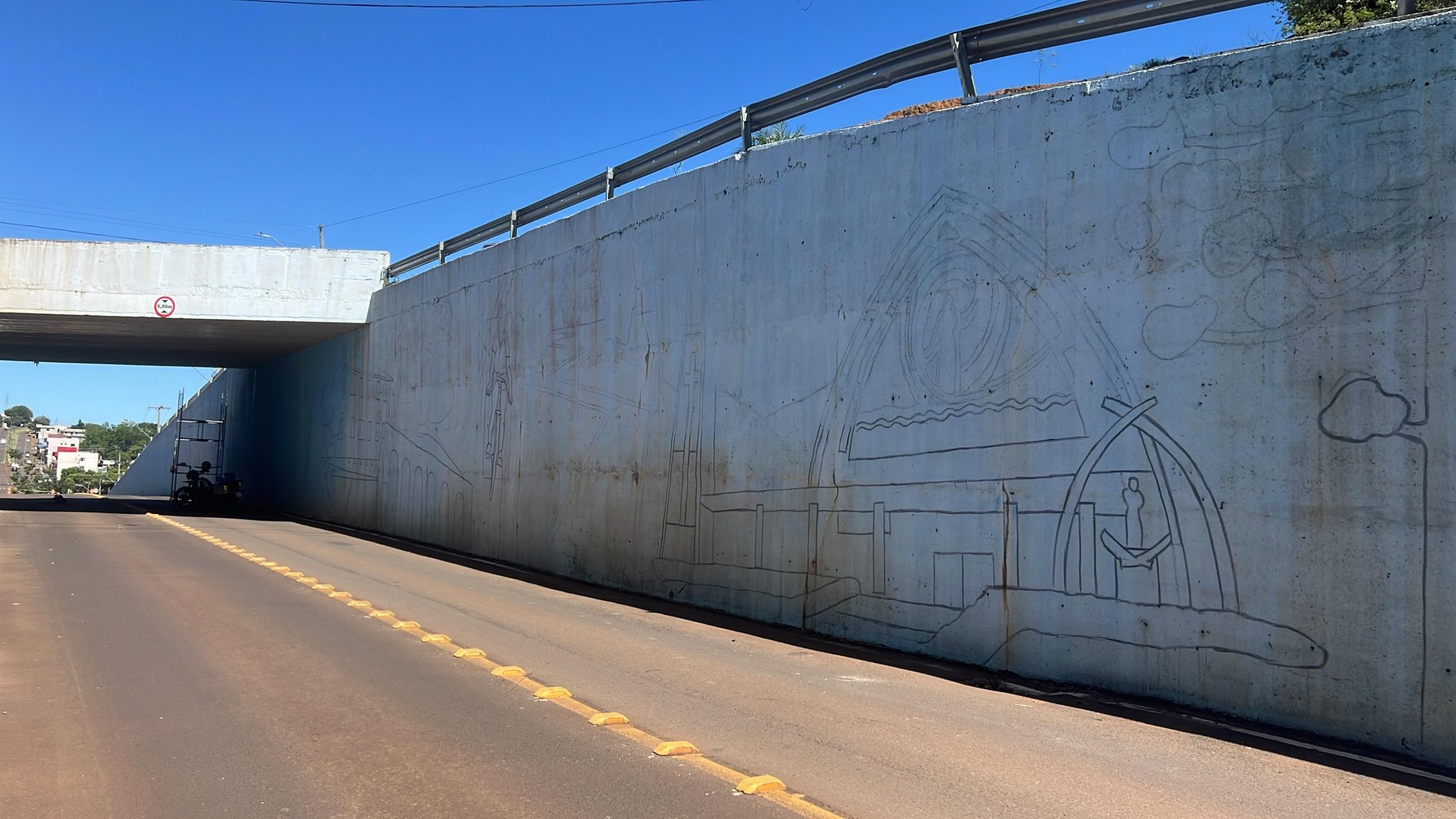 MURAL DOIS VIZINHOS, DOIS OLHARES COMEA A TOMAR FORMA NA TRINCHEIRA DA AV. RIO GRANDE DO SUL