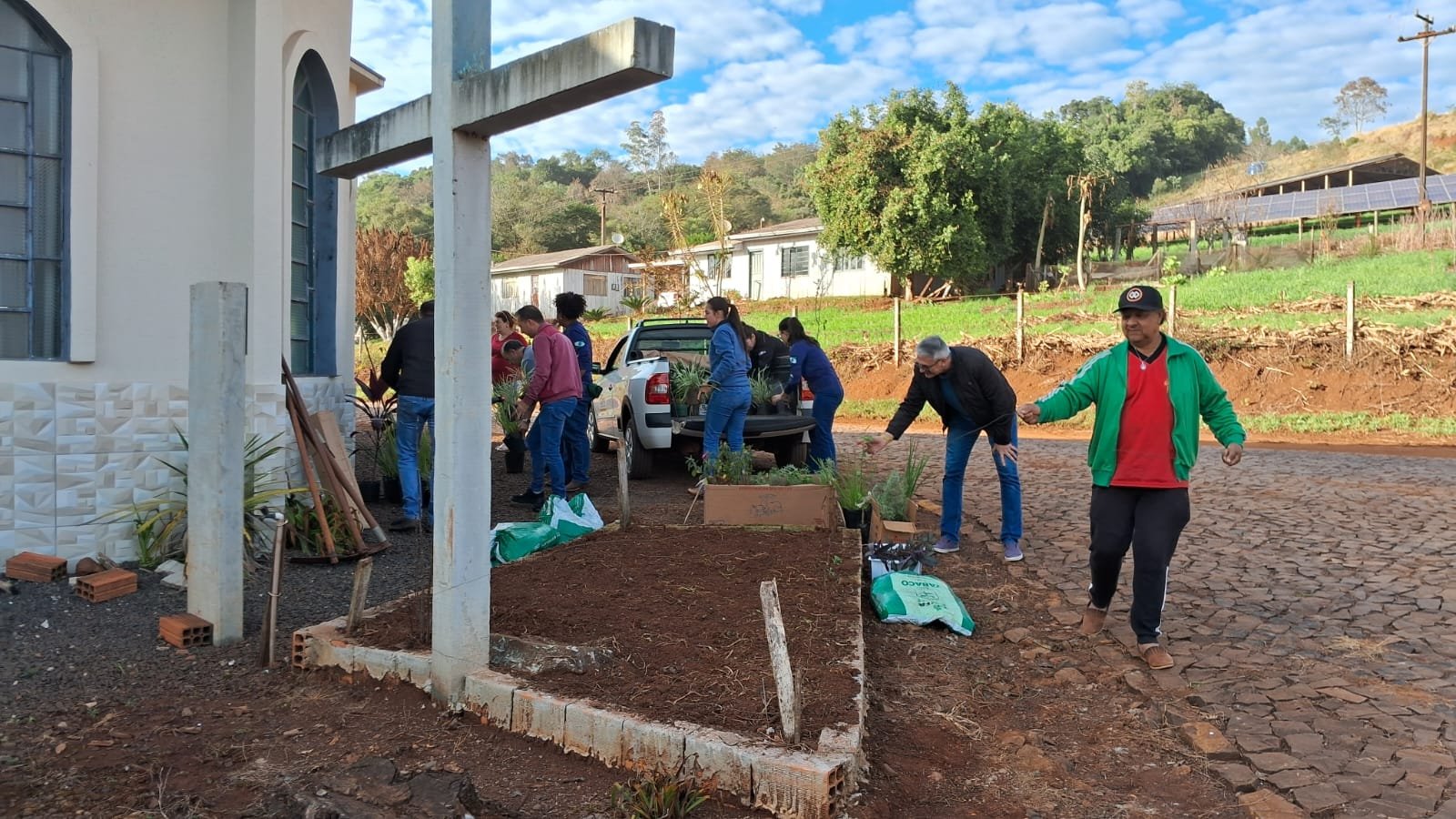 FLORES DESPERTAM NOVA VIDA ÀS COMUNIDADES RURAIS