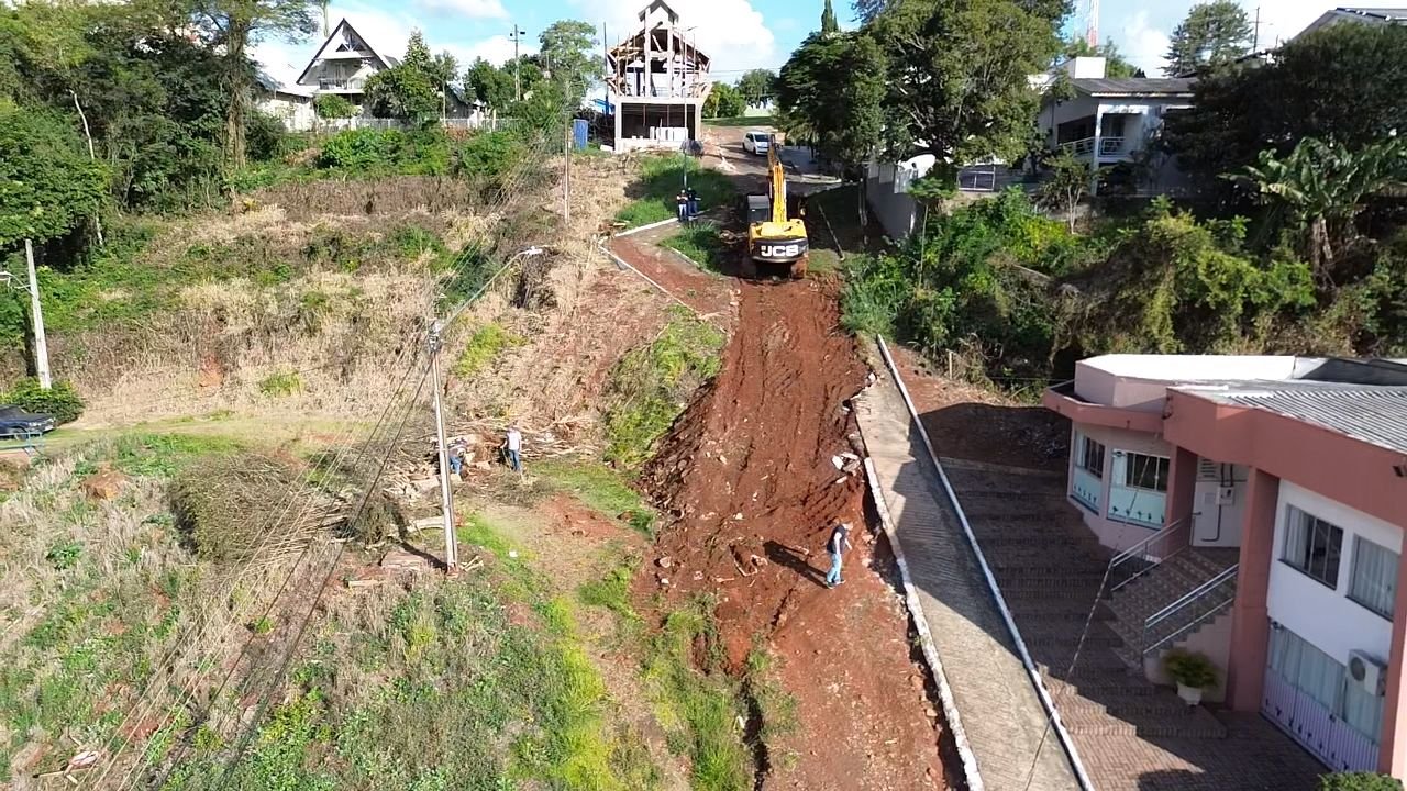 COMEÇARAM AS OBRAS DE ABERTURA DO ZIGUE-ZAGUE NA RUA JOÃO DALPASQUALE