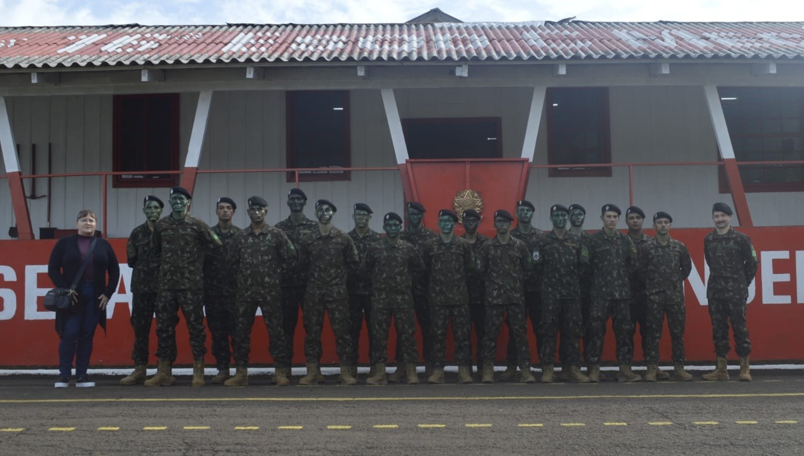 JOVENS DE DOIS VIZINHOS RECEBEM A TRADICIONAL BOINA PRETA EM SOLENIDADE NO EX�RCITO BRASILEIRO