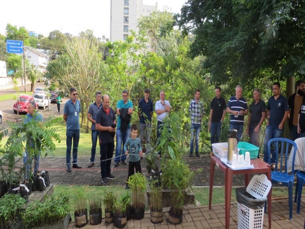 Dia da rvore  Comemorado Com Entrega de Mudas Nativas.