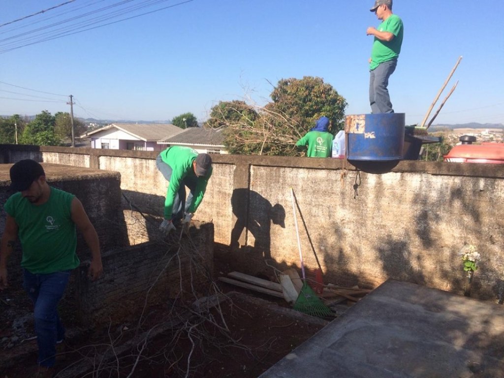 Secretaria Realiza Mutiro de Limpeza no Cemitrio Municipal