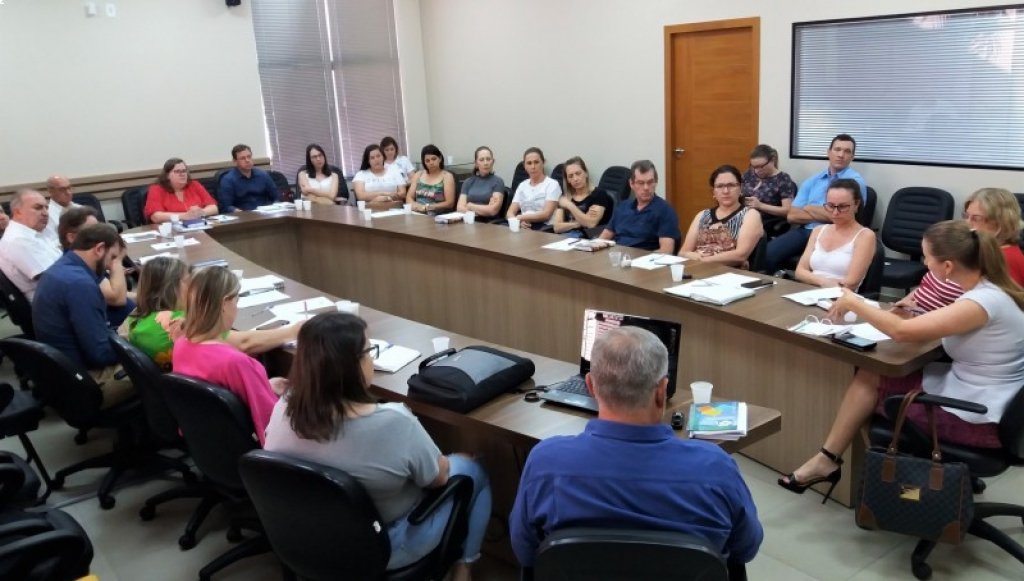 Dois Vizinhos Apresenta Proposta Descentralizao de Servios da Sade na Reunio do de Cresems