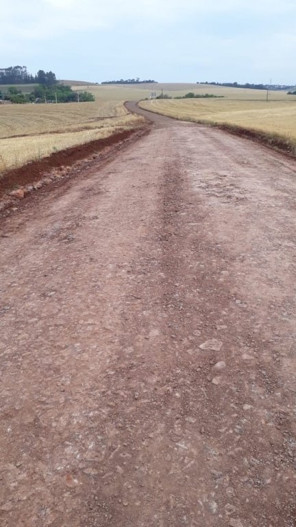 Trechos de Calamento Recebem Rolo Compactador