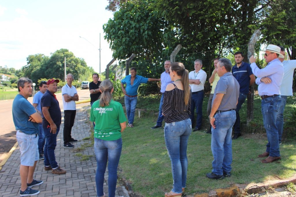 Autoridades Visitam Lago Dourado