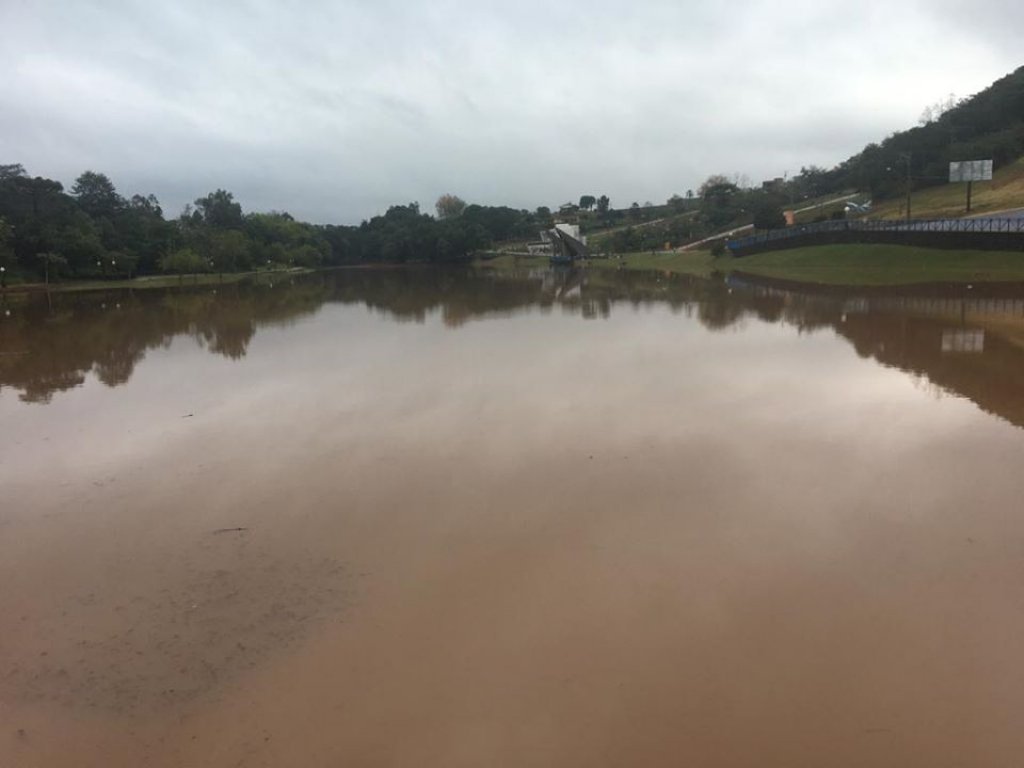 Lago Dourado Est Cheio Novamente