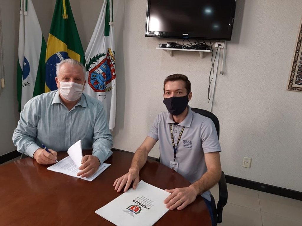 Prefeito Assina Convnio Com a Seab para Aquisio de Trator