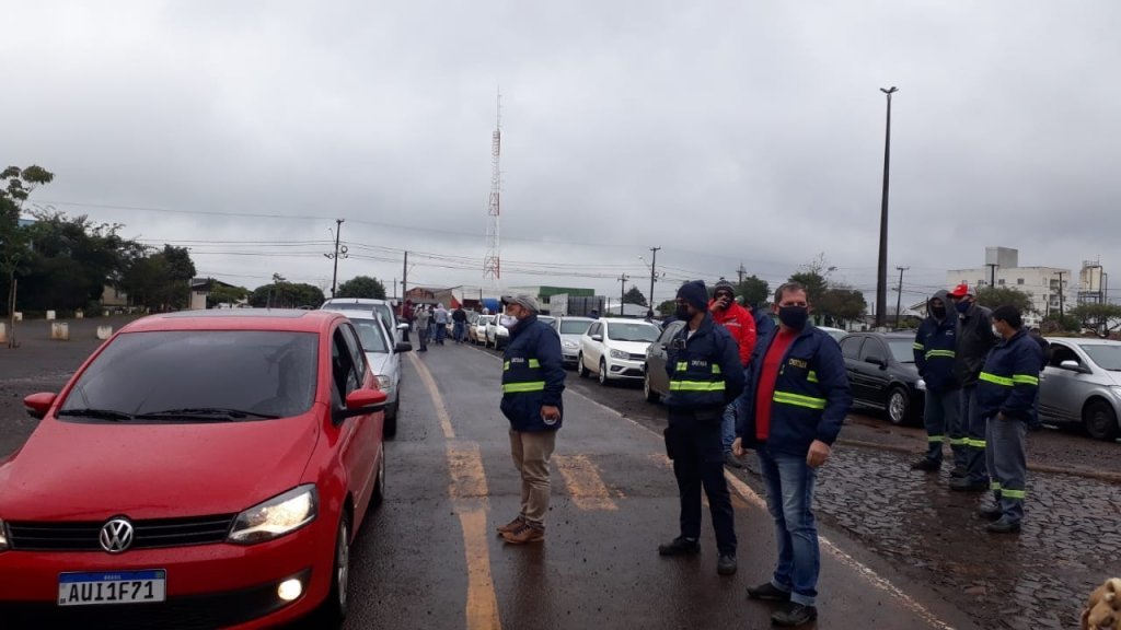 Fila para Vacinao dos Motoristas Iniciou Antes das 8h da Manh