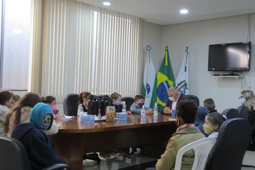 Alunos da Escola Municipal Nossa Senhora de Lourdes Visitam o Prefeito Carlinhos