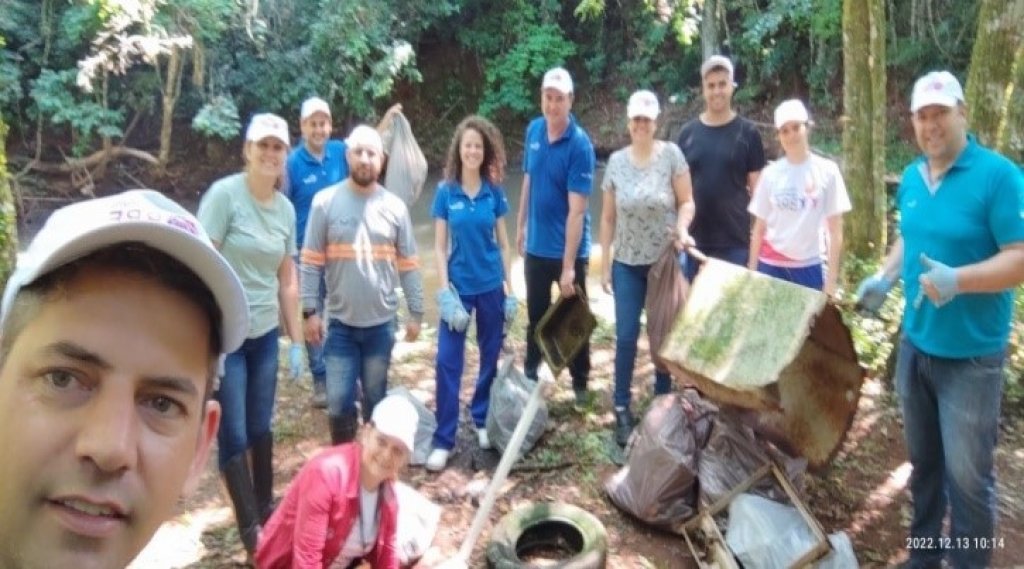 Grupo de Voluntrios da Brf de Dois Vizinhos Realizam Ao Ambiental na Trilha do Rio Jirau no Parque Ecolgico