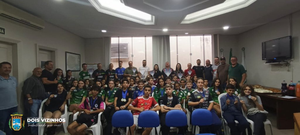 Novamente Esporte de Dois Vizinhos  Destaque e Prefeito Recebe Atletas Campees Em Seu Gabinete.