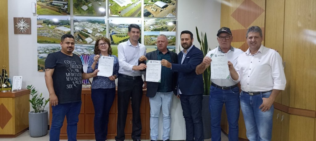 Cmara no Bairro:  Vereadores Entregam Demanda para Prefeito