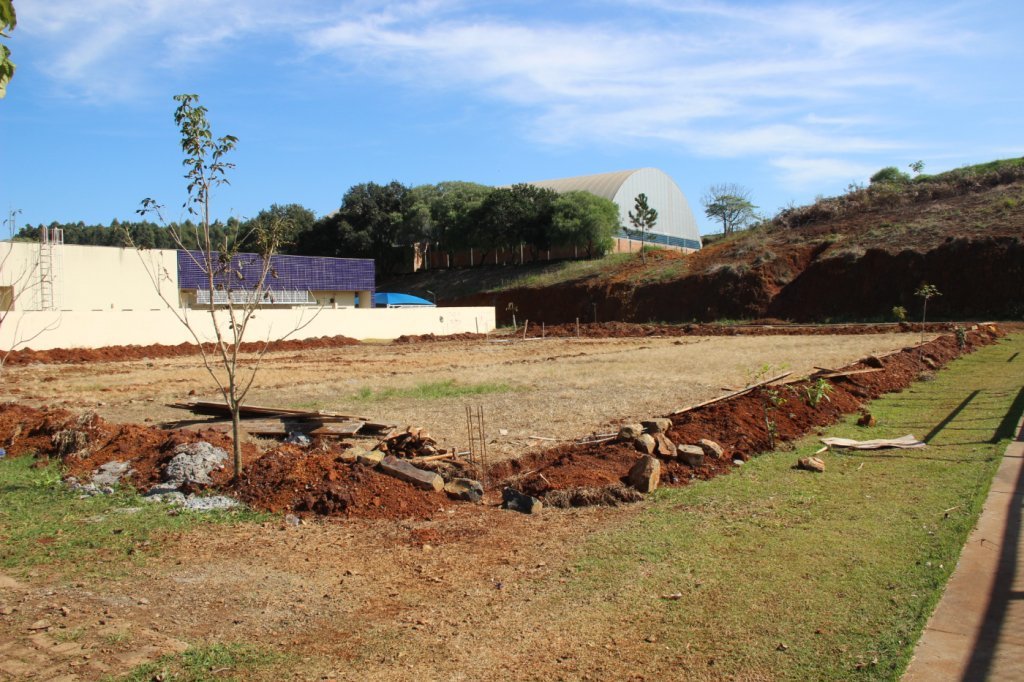 Administrao Municipal Inicia a Construo de Mais Uma Quadra de Vlei de Areia