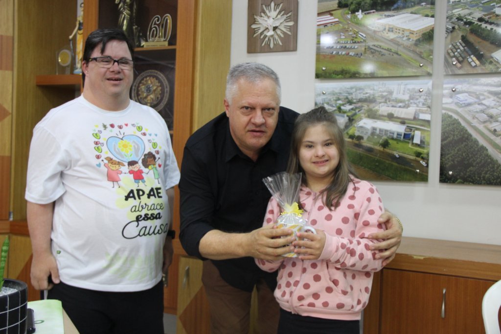 Crianas da Apae de Dois Vizinhos Visitam Gabinete e Prestam Homenagem Ao Prefeito