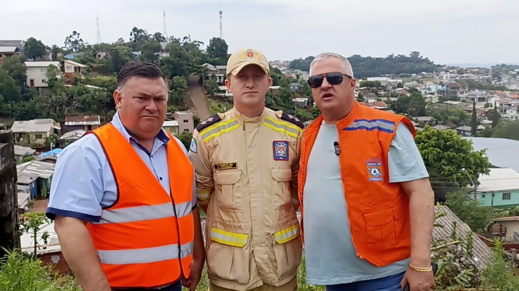 Prefeito e Tenente do Corpo de Bombeiros Unem-se na Entrega de Material para Recuperao