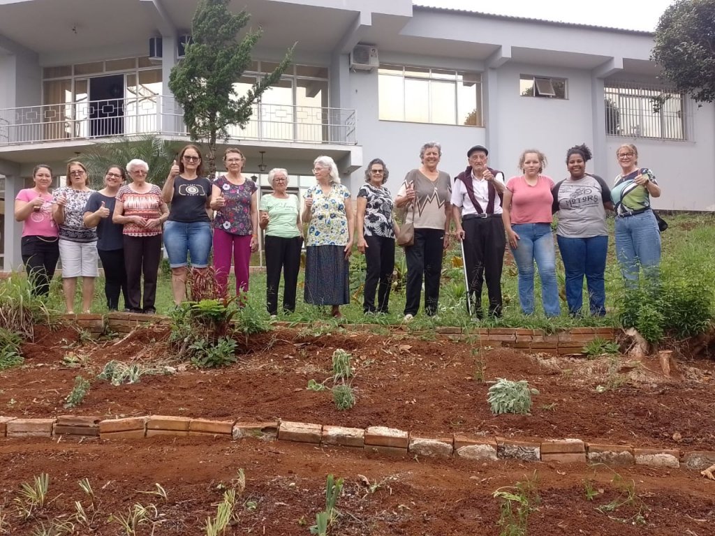 Projeto Horta Educativa Em Parceria Com a Utfpr Promove Integrao Social e Bem-estar dos Idosos