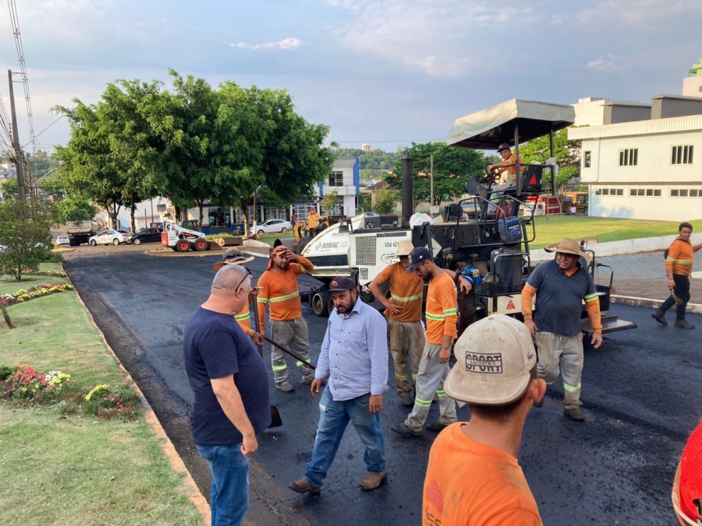 Prefeito Carlinhos Turatto Acompanha Obras de Recapeamento na Av. Presidente Kennedy