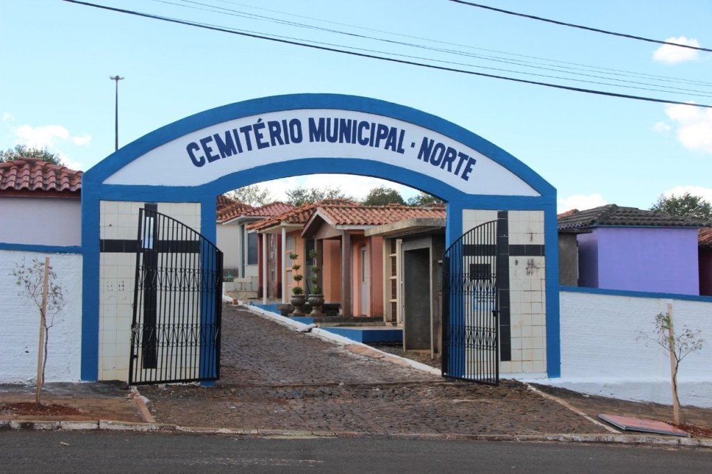 Cemitrios de Dois Vizinhos Estendem Horrio de Preparao para o Dia de Finados