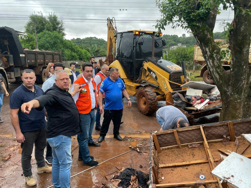 Governador Ratinho Junior Visita Dois Vizinhos para Avaliar Estragos das Enchentes