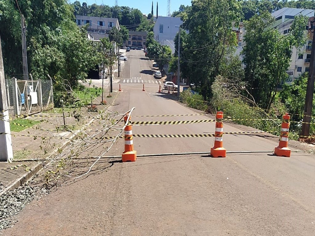 Rua Jos de Alencar Interditada Devido a Deslizamento de Encosta