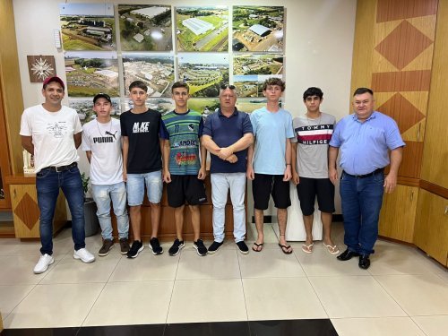 Jovens de Cruzeiro do Iguau Realizam Sonho de Conhecer o Prefeito de Dois Vizinhos